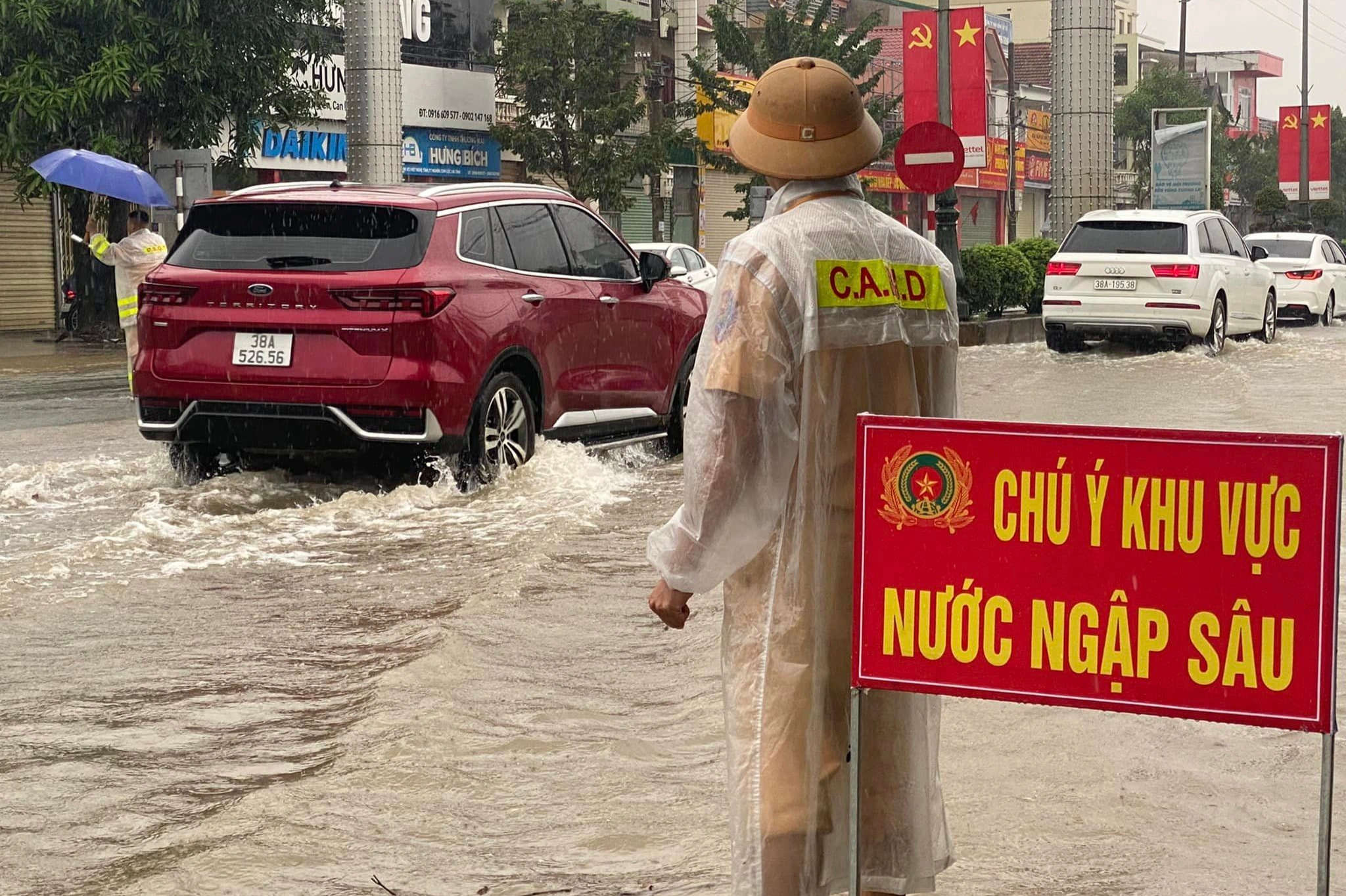 Nước tràn vào nhà, người dân tất tả sơ tán tài sản - 2