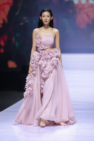 Mẫu Việt Huỳnh Tú Anh được các nhà mốt quốc tế săn đón sau show Chanel - 5