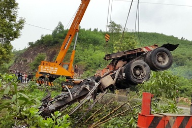 Hiện trường vụ 2 ô tô cháy rụi dưới vực sâu