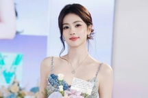 "Nữ thần cổ trang" Bạch Lộc khoe vóc dáng quyến rũ với thiết kế váy Việt