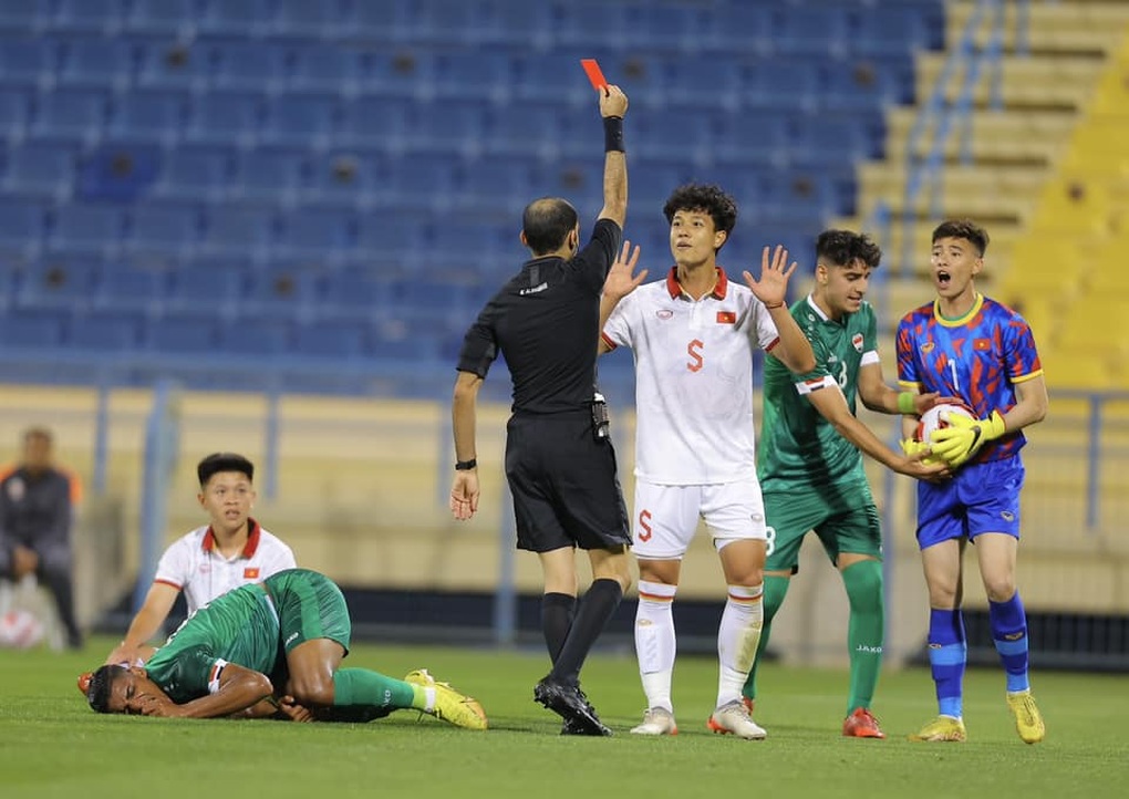 Bị đuổi 2 cầu thủ, U23 Việt Nam thua đậm trước U23 Iraq - 1 Bị đuổi 2 cầu thủ, U23 Việt Nam thua đậm trước U23 Iraq - 1