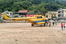 Quân đội tiếp tục huy động hai trực thăng đi cứu trợ vùng lũ Nghệ An