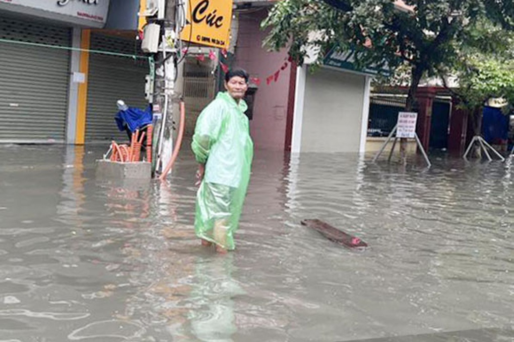 Nhiều tuyến phố Hải Phòng ngập sâu sau trận mưa lớn kéo dài - 1 Nhiều tuyến phố Hải Phòng ngập sâu sau trận mưa lớn kéo dài - 1