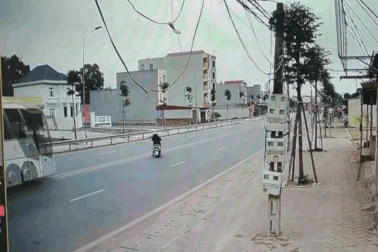 Tài xế xe khách bẻ lái “thần sầu” tránh cụ ông sang đường bất cẩn