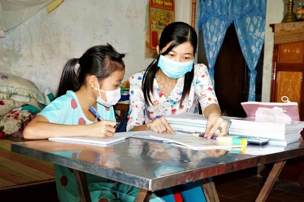 Thầy, cô băng đồng, vượt sông ship chữ cho học trò - 2 Thầy, cô băng đồng, vượt sông ship chữ cho học trò - 2