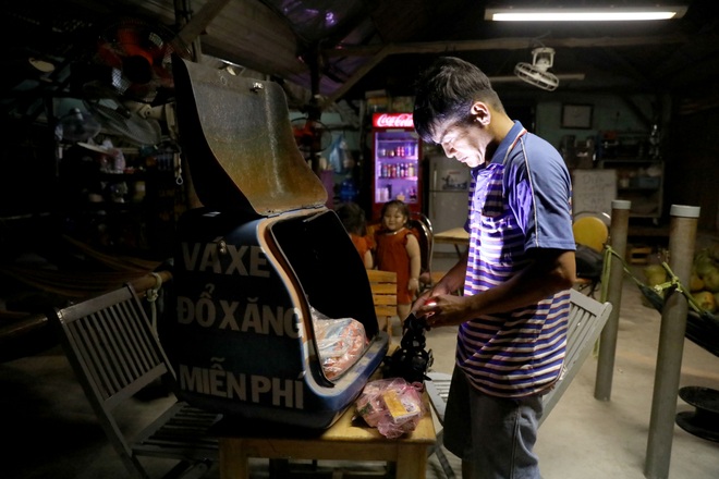 Người đàn ông đêm nào cũng đi lang thang năn nỉ được... sửa xe miễn phí - 5 Người đàn ông đêm nào cũng đi lang thang năn nỉ được... sửa xe miễn phí - 5