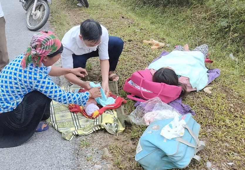 Pregnant woman gives birth on the roadside, male nurse happens to pass by to deliver baby - 1 Thai phụ sinh con bên lề đường được nam điều dưỡng tình cờ đi qua đỡ đẻ - 1