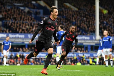 Mesut Ozil lập kỷ lục về kiến tạo cơ hội tại Premier League