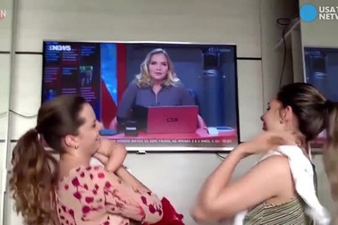 Màn chọc ghẹo của hai bà mẹ song sinh khiến em bé khóc dở mếu dở