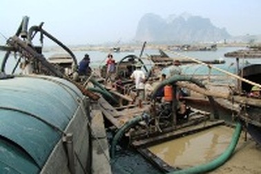 “Cát tặc” tiếp tục lộng hành trên sông Gianh