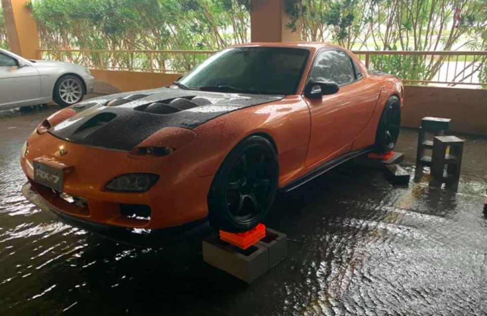 Lái xe hơn chục cây số đi cứu ô tô bị ngập nước của người không quen biết - 4 Lái xe hơn chục cây số đi cứu ô tô bị ngập nước của người không quen biết - 4