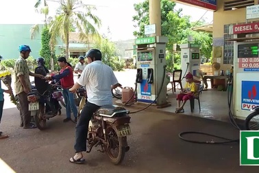 Nước mắt người mẹ "bất lực" khi nhìn đứa con trai mình có thể mất mạng bất cứ lúc nào