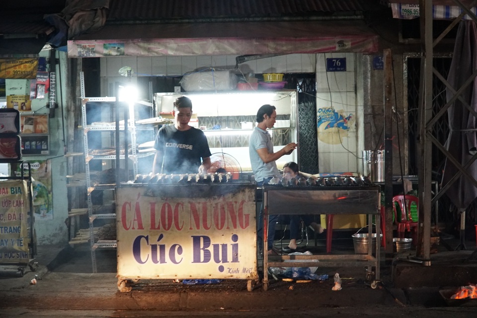 Phố cá lóc nướng thức trắng đêm chuẩn bị cho ngày vía Thần Tài - 1 Phố cá lóc nướng thức trắng đêm chuẩn bị cho ngày vía Thần Tài - 1