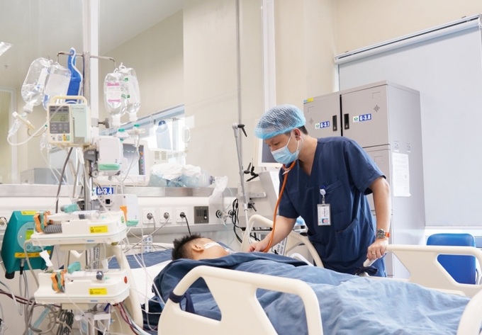 Bệnh nhi đang được điều trị tại Khoa Hồi sức tích cực Nội khoa – Bệnh viện Nhi Trung ương. Ảnh BNNTW