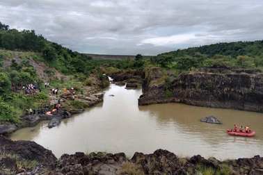 Ba thanh niên mất tích ở hồ Đá Xanh, vớt được một thi thể
