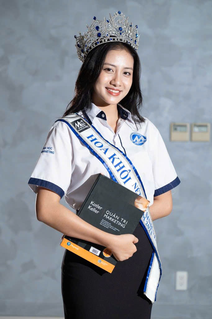 រាជនីសម្រស់២ដួងគ្រងតំណែង២ថ្ងៃរៀននៅសាកលវិទ្យាល័យដូចគ្នា - ៥ Hai hoa hậu đăng quang trong 2 ngày, cùng học một trường đại học - 5