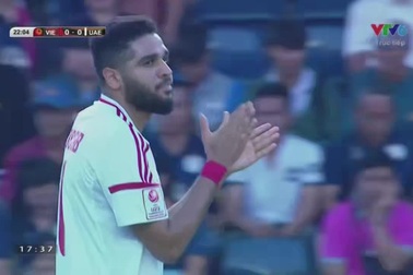 Baloushi sút bóng đi chệch cột dọc ở phút 22