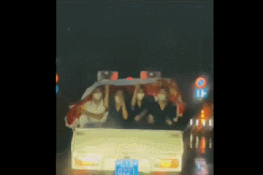 Khoảnh khắc đẹp của các tình nguyện viên chống dịch khiến dân mạng cảm động