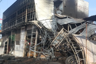 Gara ô tô bốc cháy trong đêm, 3 người thoát chết