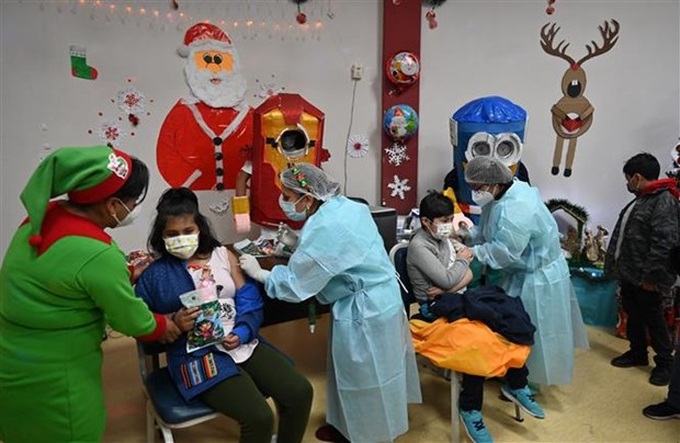 Tiêm vaccine ngừa COVID-19 cho trẻ em tại La Paz (Bolivia). Ảnh: AFP/TTXVN
