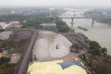 Kiểm tra, xử nghiêm việc tập kết hàng nghìn tấn lưu huỳnh ven sông Lô