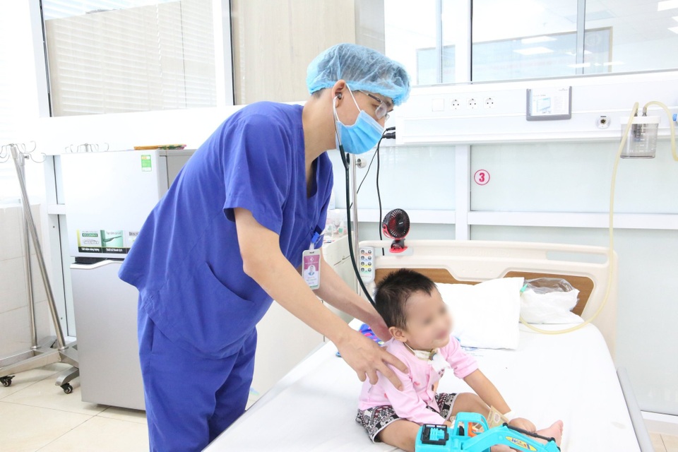 Biến chứng bệnh tay chân miệng: Bé trai suy hô hấp, tổn thương não nặng - 2 Biến chứng bệnh tay chân miệng: Bé trai suy hô hấp, tổn thương não nặng - 2