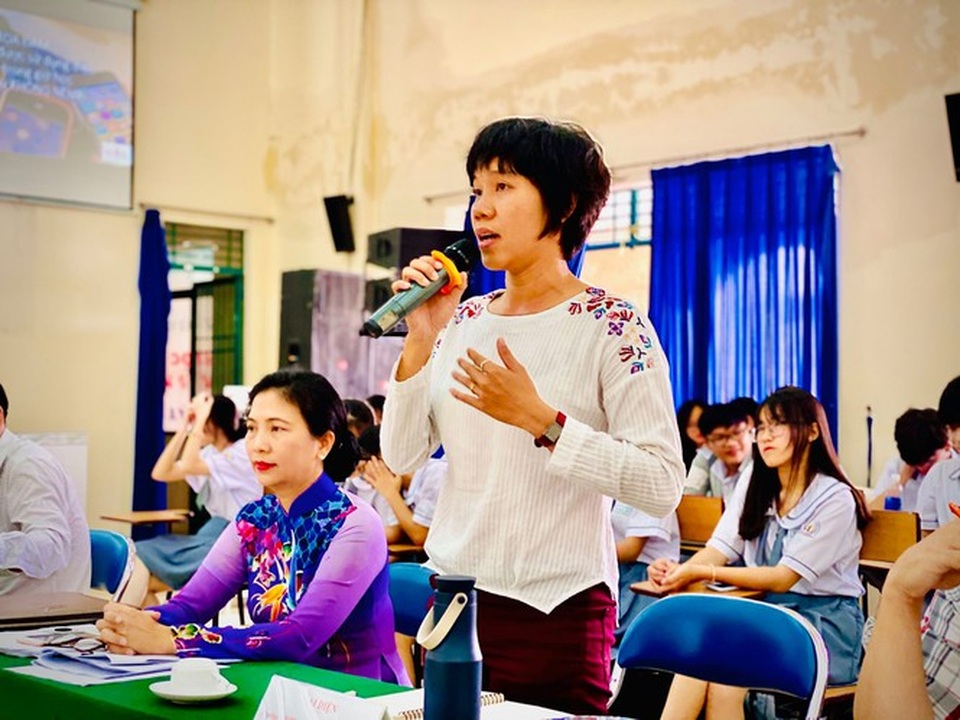 Giáo viên cho dùng điện thoại, nhiều học sinh THPT Lê Hồng Phong từ chối - 1 Giáo viên cho dùng điện thoại, nhiều học sinh THPT Lê Hồng Phong từ chối - 1