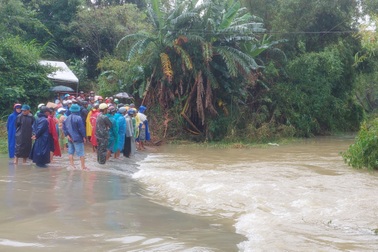 Xe công nông chở 10 người bị lật do lũ: Tìm thấy thi thể nạn nhân