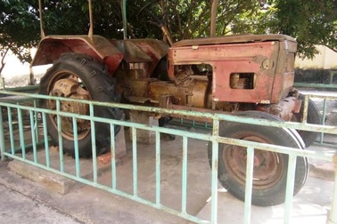 Chiếc máy cày, chiếc sanh đồng Bác tặng...