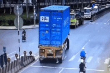 Tài xế container rẽ ẩu buộc xe cứu hộ phải đánh lái "như phim" để tránh