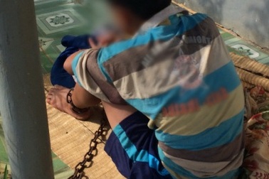 Bố xích con trai suốt 2 ngày để trị tội nghiện game