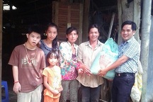 Thầy giáo trẻ nặng ân tình với học trò nghèo