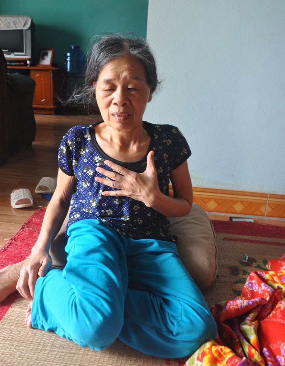 Người bà ở cận kề cái chết nuôi cháu mồ côi được bạn đọc Dân trí giúp đỡ - 2 Người bà ở cận kề cái chết nuôi cháu mồ côi được bạn đọc Dân trí giúp đỡ - 2
