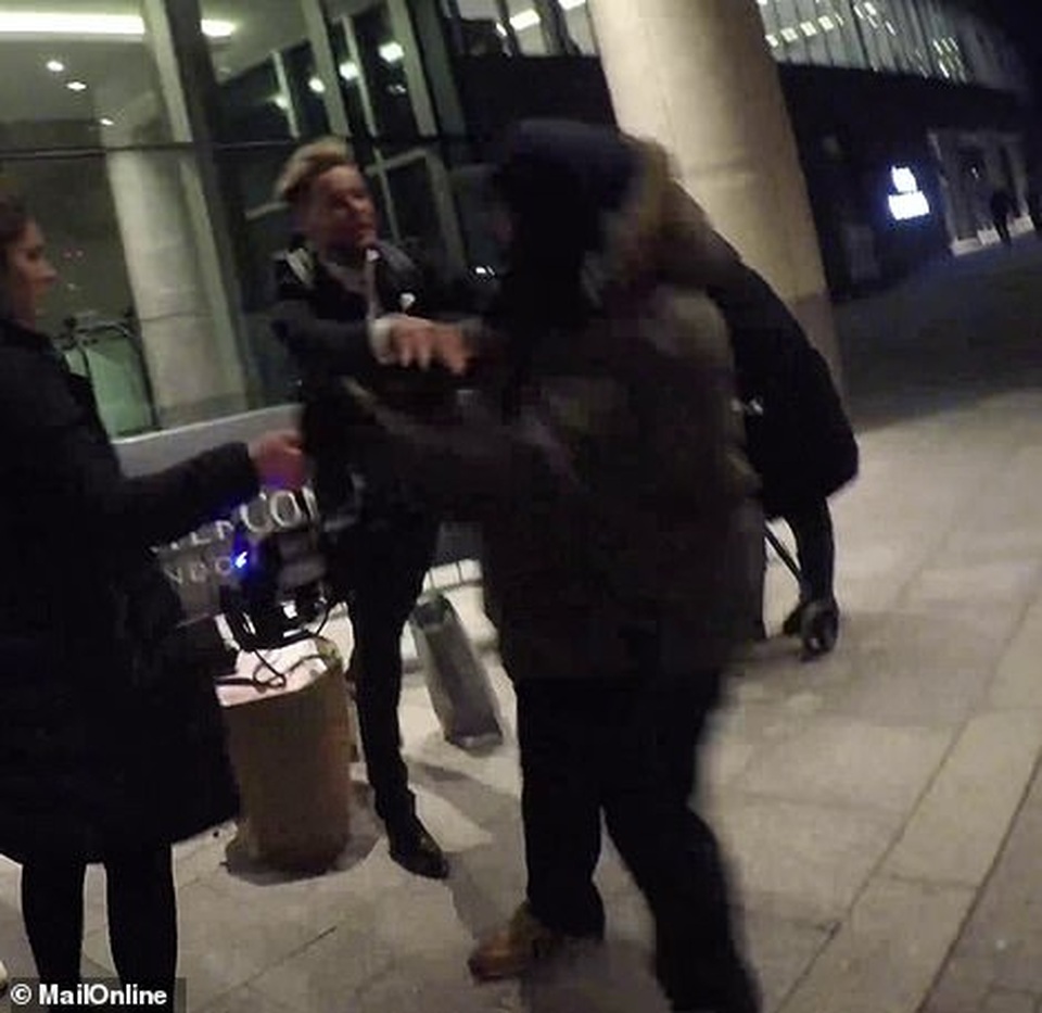 Người mẫu Chris Hughes tấn công thợ săn ảnh - 2 Người mẫu Chris Hughes tấn công thợ săn ảnh - 2