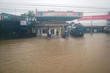 Mưa lớn, nhiều nơi lại chìm trong nước
