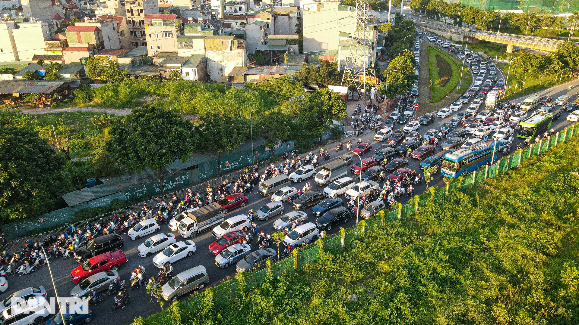 Đường gom Đại lộ Thăng Long thành con đường đau khổ vì ùn tắc triền miên - 3 Đường gom Đại lộ Thăng Long thành con đường đau khổ vì ùn tắc triền miên - 3