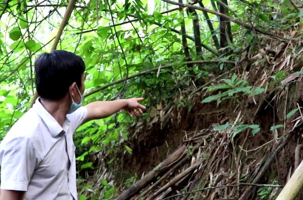 Hàng trăm người dân sống dưới chân đồi nứt toác - 1 Hàng trăm người dân sống dưới chân đồi nứt toác - 1