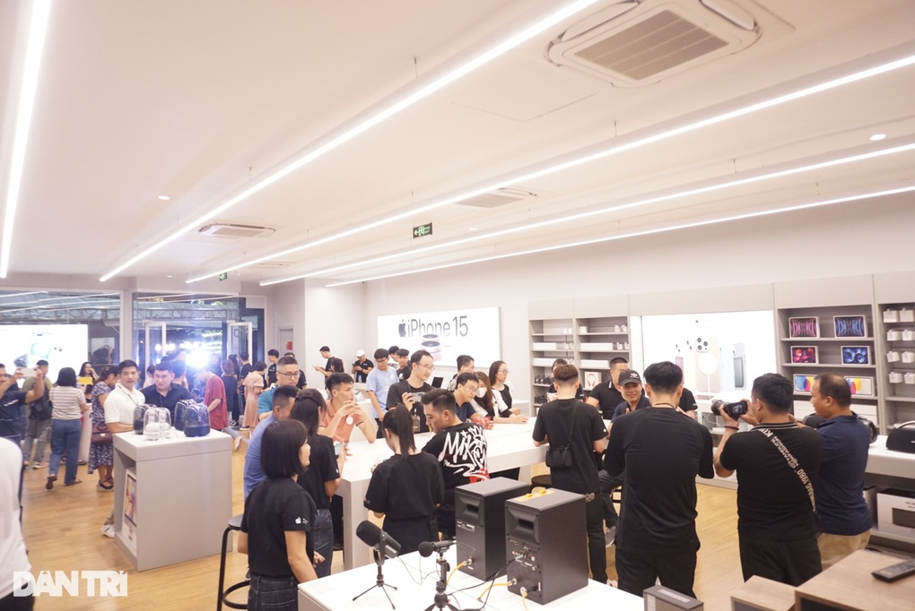 iPhone 15 lên kệ, người dùng Việt xếp hàng xuyên đêm chờ nhận máy - 3 iPhone 15 lên kệ, người dùng Việt xếp hàng xuyên đêm chờ nhận máy - 3