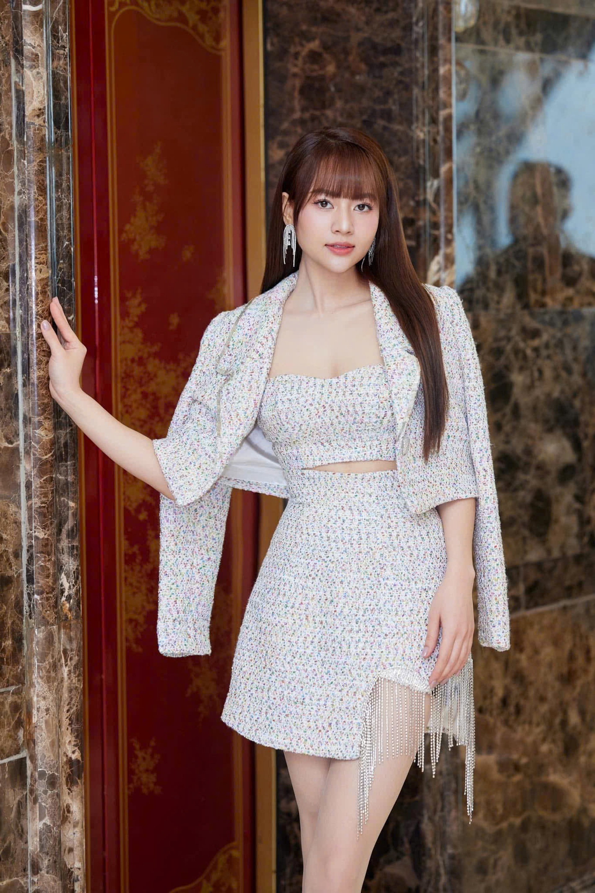 Việt Hoa U30: Nhan sắc xinh đẹp, phong cách thời trang thanh lịch - 16 Việt Hoa U30: Nhan sắc xinh đẹp, phong cách thời trang thanh lịch - 16