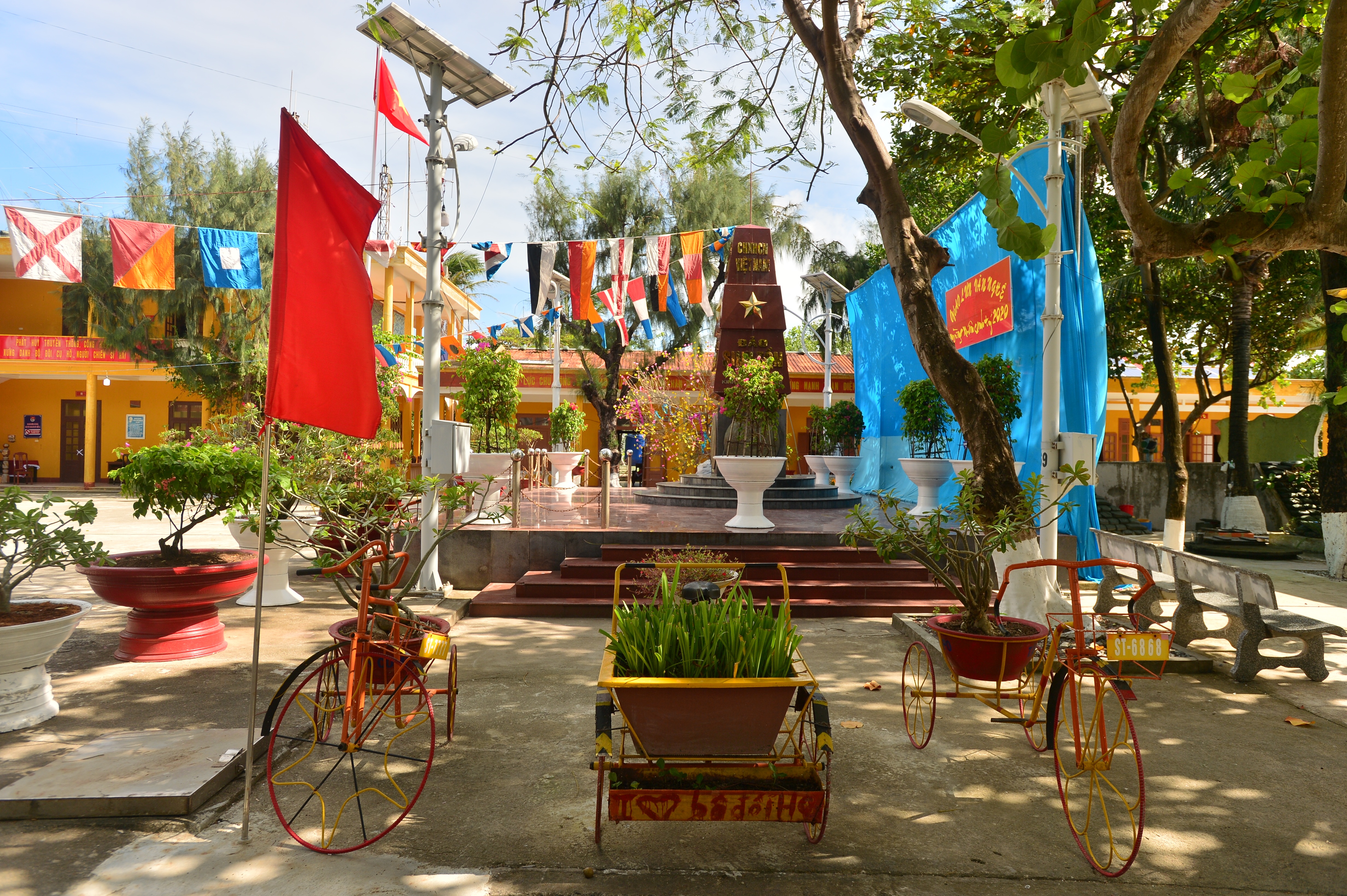 Thiêng liêng lễ chào cờ đầu năm mới tại Trường Sa - 17