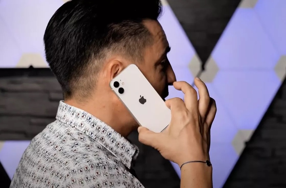 iPhone 12 mini lần đầu lộ video thực tế: Kích thước “tí hon” đến ngỡ ngàng - 3 iPhone 12 mini lần đầu lộ video thực tế: Kích thước “tí hon” đến ngỡ ngàng - 3