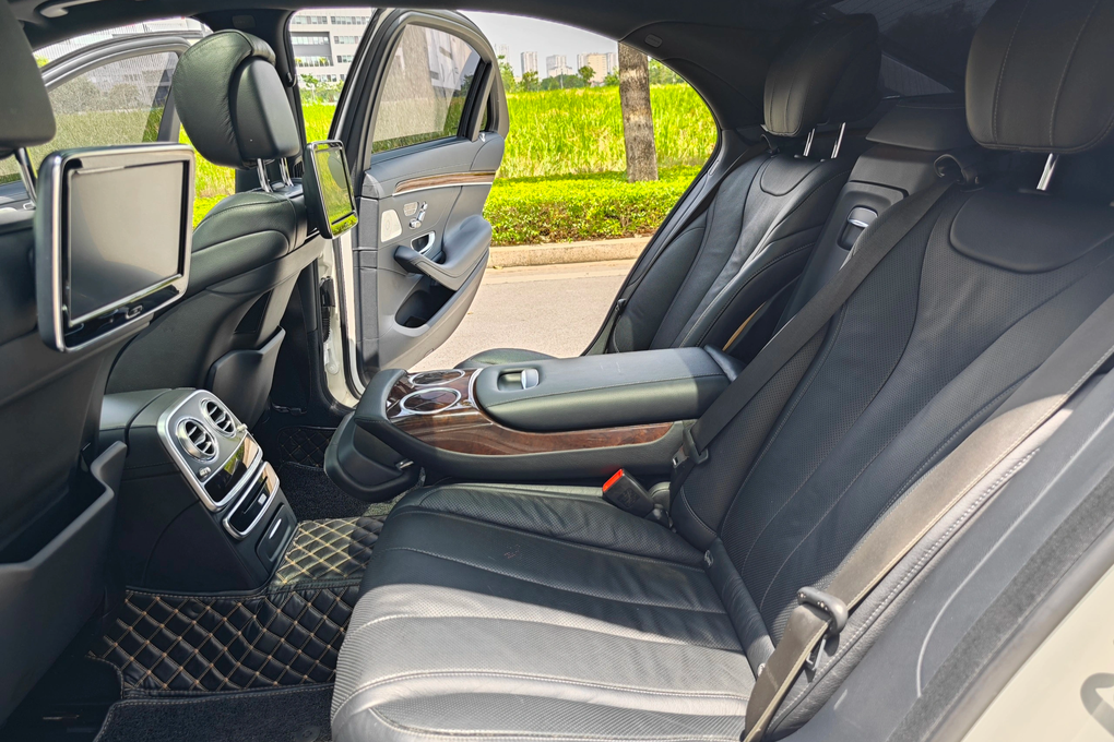 Mercedes-Benz S400 chạy 8 năm được rao bán với giá rẻ hơn Toyota Camry mới - 5 Mercedes-Benz S400 chạy 8 năm được rao bán với giá rẻ hơn Toyota Camry mới - 5