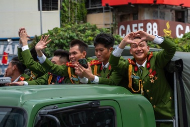 Những cái vẫy tay chào thân thương cùng lời hẹn ở ngày hội non sông lần sau