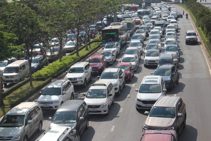 TP.HCM: Bốn ô tô tông nhau dính chùm trên cầu Sài Gòn, giao thông tê liệt nhiều giờ - Ảnh 2. TP.HCM: Bốn ô tô tông nhau dính chùm trên cầu Sài Gòn, giao thông tê liệt nhiều giờ - Ảnh 2.