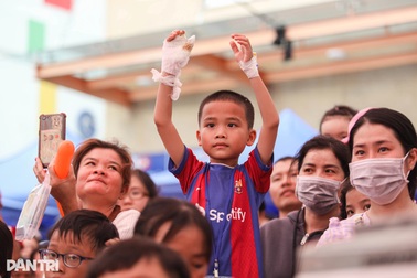 Trung thu "gõ cửa" bệnh viện, mang niềm vui đến bệnh nhi TPHCM