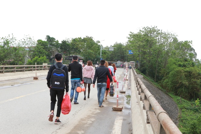 Cầu Đoan Hùng xuống cấp nghiêm trọng, người dân “chật vật” đi bộ qua cầu - 5 Cầu Đoan Hùng xuống cấp nghiêm trọng, người dân “chật vật” đi bộ qua cầu - 5