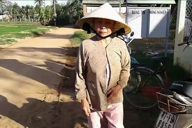 Bạn đọc báo Dân trí tặng 100 áo len cho người dân vùng lũ Bình Định đón Tết