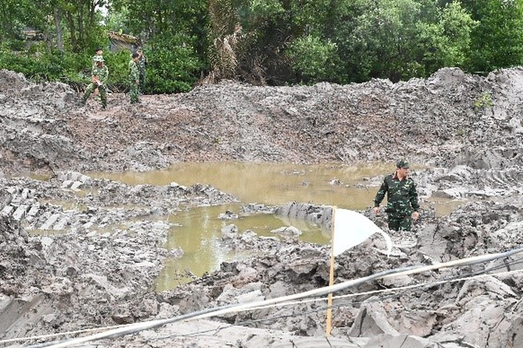 Xác máy bay khu trục quân đội Mỹ nằm dưới ao tôm ở miền Tây - 2 Xác máy bay khu trục quân đội Mỹ nằm dưới ao tôm ở miền Tây - 2
