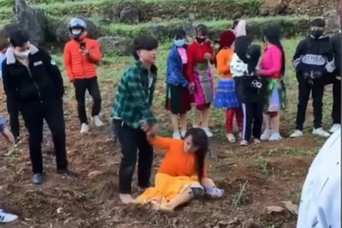 Công an giải cứu bé gái bị nam thanh niên bắt vợ - 2 Công an giải cứu bé gái bị nam thanh niên bắt vợ - 2