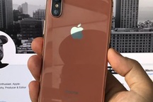 Cộng đồng mạng "phát sốt" với chiếc iPhone 8 trong túi quần CEO Tim Cook